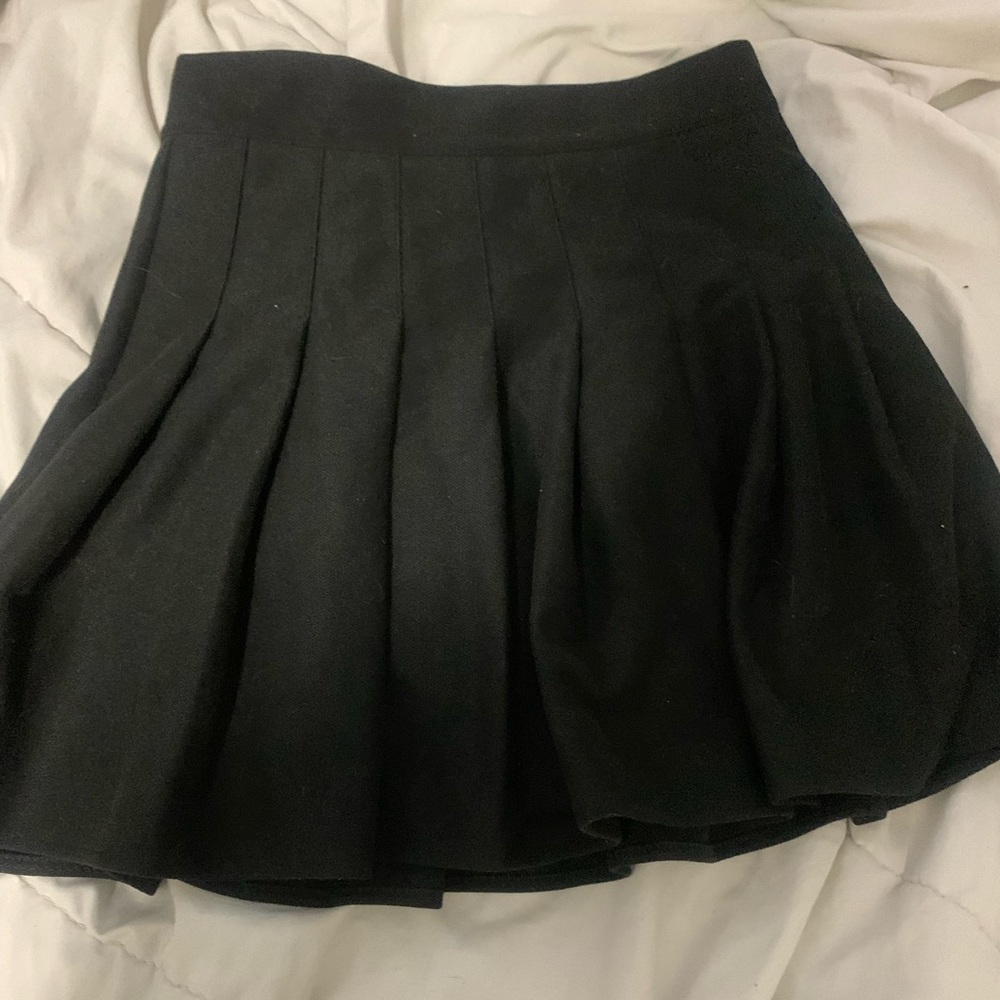 High waisted black pleated mini skirt